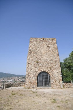 İtalya 'nın Calabria bölgesinde bir ortaçağ köyü olan Acri' nin manzarasında bir ortaçağ kulesi..