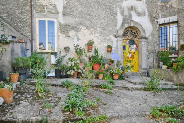 İtalya 'nın Calabria bölgesinde bir ortaçağ kasabası olan Acri' de eski bir evin önünde..