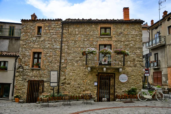 Fiore 'da San Giovanni' de eski bir evin önünde, Cosenza eyaletinde bir ortaçağ kasabası..