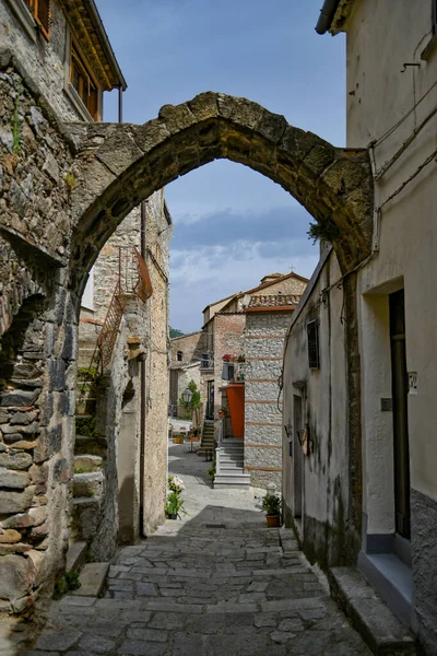 コゼンツァ州の中世の町 フィオーレのサン ジョバンニの歴史的中心部の通り — ストック写真