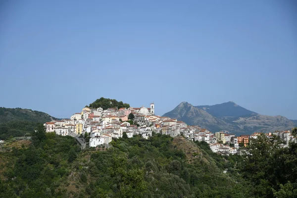 İtalya 'nın Basilicata bölgesinde bir ortaçağ kasabası olan Rivello' nun panoramik manzarası.