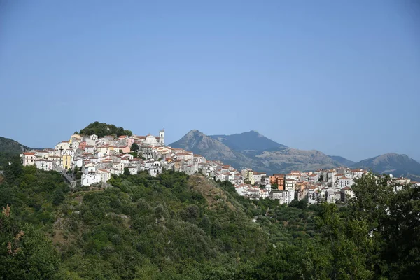 İtalya 'nın Basilicata bölgesinde bir ortaçağ kasabası olan Rivello' nun panoramik manzarası.
