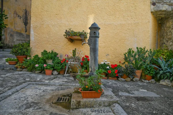 Ein Brunnen Einer Straße Historischen Zentrum Von Rivello Einer Mittelalterlichen — Stockfoto