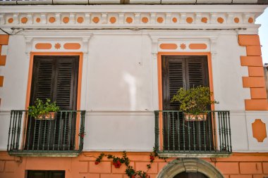 İtalya 'nın Basilicata bölgesindeki bir ortaçağ kasabası olan Rivello' nun tarihi merkezindeki eski bir evin pencereleri..