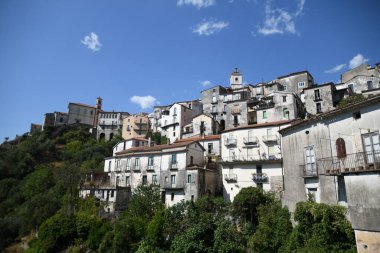 İtalya 'nın Basilicata bölgesinde bir ortaçağ kasabası olan Rivello' nun panoramik manzarası.