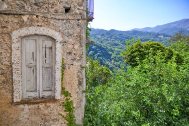 İtalya 'nın Basilicata bölgesindeki bir ortaçağ kasabası olan Rivello' nun tarihi merkezindeki eski bir evin pencereleri..