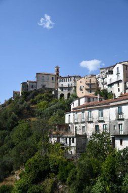İtalya 'nın Basilicata bölgesinde bir ortaçağ kasabası olan Rivello' nun panoramik manzarası.