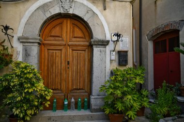İtalya 'nın Basilicata bölgesindeki bir ortaçağ kasabası olan Rivello' nun tarihi merkezindeki eski bir evin kapısı..