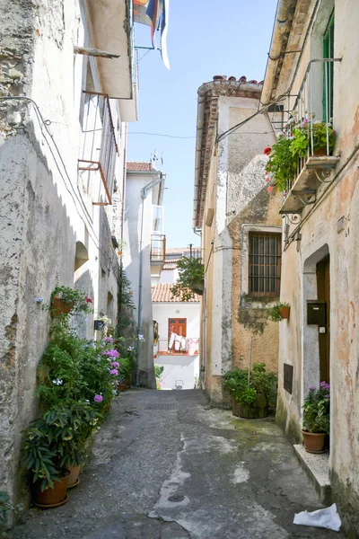 イタリアのバジリカータ地方の中世の町リヴェッロの歴史的中心部の通り — ストック写真