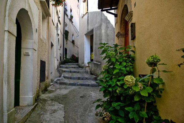 イタリアのバジリカータ地方の中世の町リヴェッロの歴史的中心部の通り — ストック写真