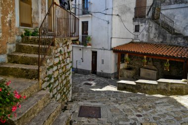 İtalya 'nın Basilicata bölgesinde eski bir kasaba olan Castelsaraceno' nun tarihi merkezinde bir cadde..