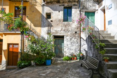 İtalya 'nın Basilicata bölgesinde eski bir kasaba olan Castelsaraceno' nun tarihi merkezinde eski bir evin cephesi..
