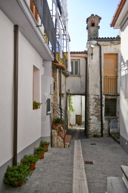 İtalya 'nın Basilicata bölgesinde eski bir kasaba olan Castelsaraceno' nun tarihi merkezinde bir cadde..