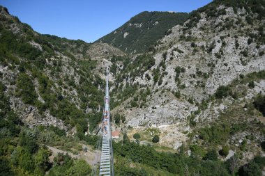 İtalya 'nın Basilicata bölgesindeki eski bir kasaba olan Castelsaraceno' daki dünyanın en uzun Tibet köprüsü..