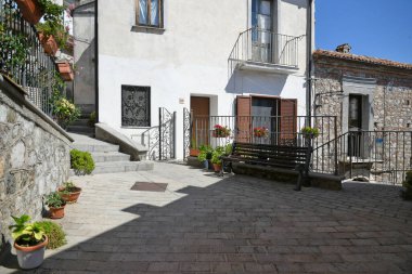 İtalya 'nın Basilicata bölgesinde eski bir kasaba olan Castelsaraceno' nun tarihi merkezinde bir cadde..