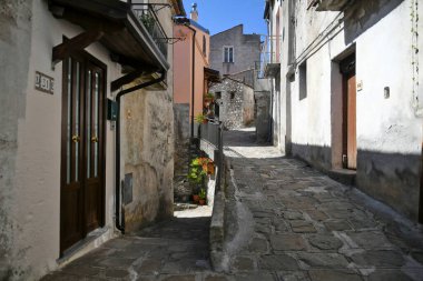 İtalya 'nın Basilicata bölgesinde eski bir kasaba olan Castelsaraceno' nun tarihi merkezinde bir cadde..
