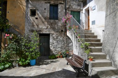 İtalya 'nın Basilicata bölgesinde eski bir kasaba olan Castelsaraceno' nun tarihi merkezinde bir cadde..