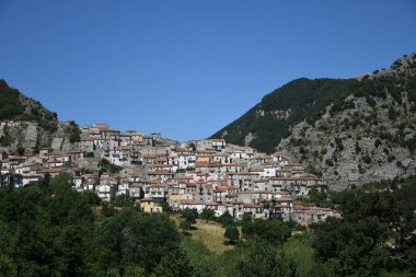 İtalya 'nın Potenza eyaletindeki eski bir dağ kasabası olan Castelsaraceno' dan Panorama.