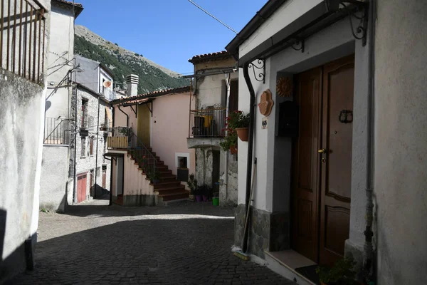 イタリアのバジリカータ地方の旧市街であるCastelsaracenoの歴史的中心部の通り — ストック写真
