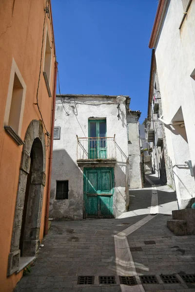 イタリアのバジリカータ地方の旧市街であるCastelsaracenoの歴史的中心部の通り — ストック写真