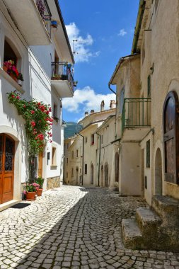 Civitella Alfedena 'da dar bir sokak, İtalya' nın Abruzzo bölgesinde bir dağ kasabası..