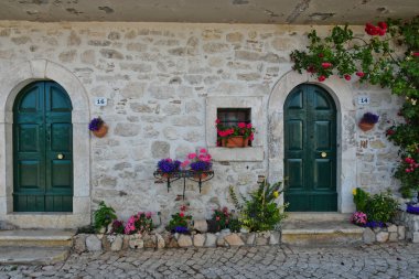 İtalya 'nın Abruzzo bölgesinde bir dağ kasabası olan Scontrone' da bir evin ön cephesi..