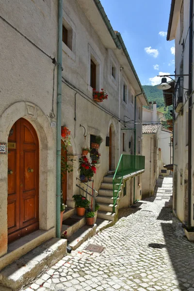 Una Calle Estrecha Civitella Alfedena Una Ciudad Montaña Región Los —  Fotos de Stock