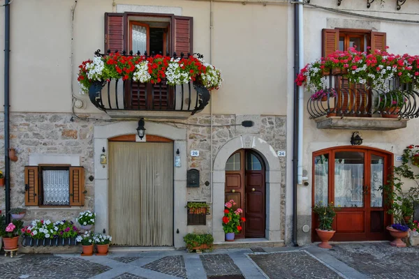 Fachada Uma Casa Scontrone Uma Cidade Montanhosa Região Abruzzo Itália — Fotografia de Stock