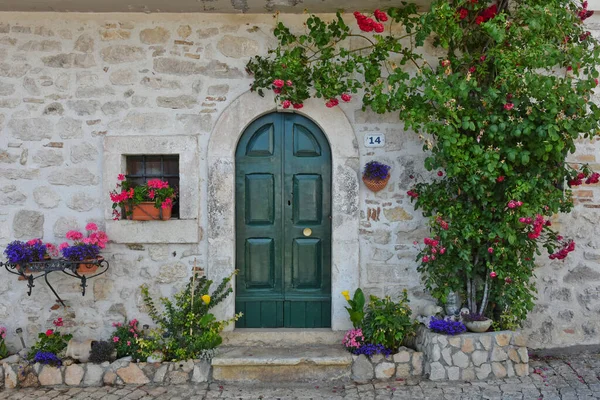 İtalya 'nın Abruzzo bölgesinde bir dağ kasabası olan Scontrone' da bir evin ön cephesi..