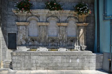 İtalya 'nın Basilicata bölgesindeki Potenza eyaletinin dağlarında yer alan Castelluccio Superiore' da antik bir taş çeşmesi..