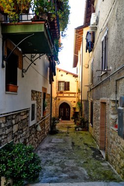 Sermoneta 'da karakteristik bir sokak, İtalya' nın Lazio bölgesinde bir ortaçağ köyü..