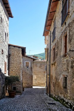 Sermoneta 'da karakteristik bir sokak, İtalya' nın Lazio bölgesinde bir ortaçağ köyü..