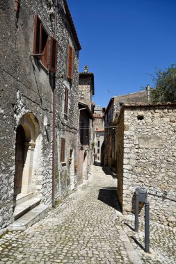 Sermoneta 'da karakteristik bir sokak, İtalya' nın Lazio bölgesinde bir ortaçağ köyü..