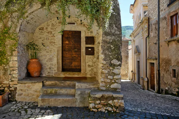 意大利拉齐奥地区中世纪城镇塞尔莫内塔一座老房子的立面 — 图库照片