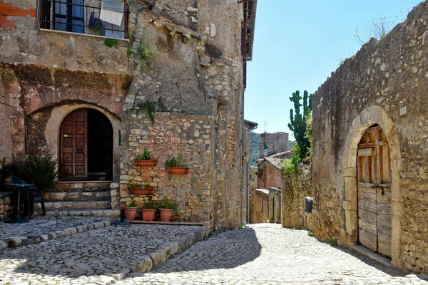 意大利拉齐奥地区一个中世纪村庄Sermoneta的一条特色街道 — 图库照片