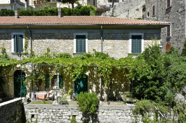 San Donato 'daki eski bir evin ön cephesi Val di Comino, Lazio bölgesindeki ortaçağ kasabası, İtalya.
