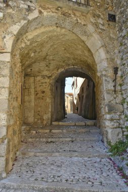 İtalya 'nın Lazio bölgesindeki San Donato Val di Comino Ortaçağ kasabasının bir caddesi..