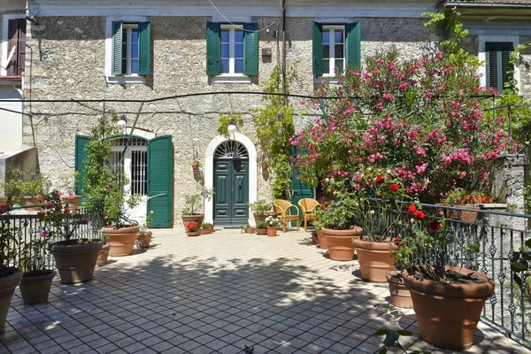 意大利拉齐奥地区中世纪城镇San Donato Val Comino一座老房子的立面 — 图库照片