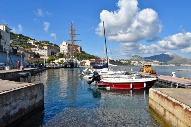 Lazio bölgesinde bir ortaçağ kasabası olan Gaeta 'nın panoramik manzarası.