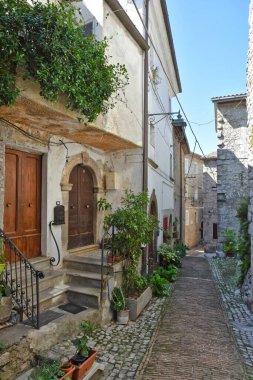 İtalya 'nın Frosinone eyaletinde bir ortaçağ köyü olan Castro dei Volsci' de karakteristik bir cadde..