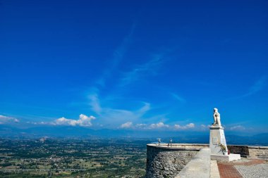 İtalya 'nın Frosinone eyaletinde bir ortaçağ köyü olan Castro dei Volsci' deki vadiye bakan bir meydan..