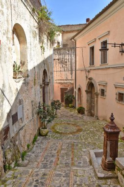 İtalya 'nın Lazio bölgesinde ortaçağ köyü Monte San Biagio' da karakteristik bir cadde..