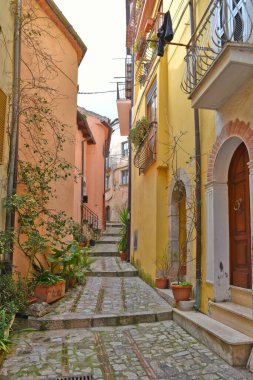 İtalya 'nın Lazio bölgesinde ortaçağ köyü Monte San Biagio' da karakteristik bir cadde..