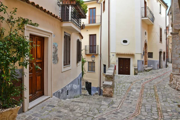 İtalya 'nın Lazio bölgesinde ortaçağ köyü Monte San Biagio' da karakteristik bir cadde..