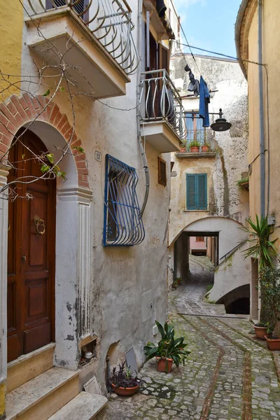 İtalya 'nın Lazio bölgesinde ortaçağ köyü Monte San Biagio' da karakteristik bir cadde..