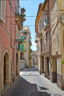 İtalya 'nın Molise bölgesinde tarihi bir şehir olan Isernia' nın merkezinde bir sokak..