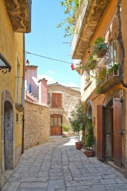 İtalya 'nın Molise bölgesinde tarihi bir şehir olan Isernia' nın merkezinde bir sokak..