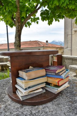 İtalya 'nın Molise bölgesinde eski bir kasaba olan Macchiagodena' da turistler için kitap bulunan küçük bir meydan..