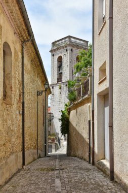 İtalya 'nın Molise bölgesinde eski bir kasaba olan Macchiagodena' nın tarihi merkezinde bir cadde..