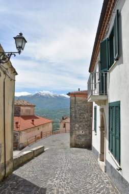 İtalya 'nın Molise bölgesinde eski bir kasaba olan Macchiagodena' nın tarihi merkezinde bir cadde..